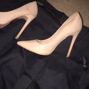Nude pumps